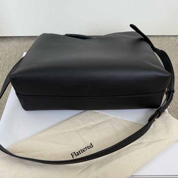 Flattered Classic Leather Bag. Scandinavian Minimalist Brand. Hedda Grande Tote. - Picture 8 of 16